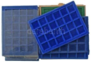 Tizenöt darab, erősen használt állapotú érmetartó tálca, összesen 280 férőhellyel (3x12, 3x24, 2x20,...