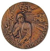 Lajos József (1936-) A Munkás Évek Emlékére nagyméretű bronz egyoldalas plakett (83mm) T:UNC patina