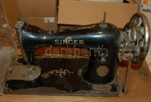 Lábhajtású Singer varrógép fiókkal, fedővel hozzá eredeti használati utasítás! Jó állapotú, működőké...