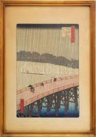 Utagawa Hiroshige (1797-1858): Hirtelen zápor az Ohashi hídon. Színezett fametszet, papír. Jelzett a metszeten. XIX. sz. vége/XX. sz. eleje. Üvegezett, régi fakeretben, keret hátoldalán Hoffmann Ferencz budapesti képkeretező 1930 körüli címkéjével. 27x18 cm /