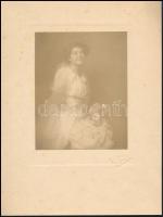 cca 1920 Bécs, D'Ora (azaz Dora Kallmus (1881-1963)) fényképész műtermében készült vintage fotó, ezüst zselatinos fotópapíron, kartonra ragasztva, 14,2x11,2 cm, karton 26x20 cm