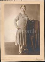 cca 1928 Tóth Margit budapesti fényképész műtermében készült vintage fotó, ezüst zselatinos fotópapíron, kartonra ragasztva, 23x16 cm, karton 27,5x20 cm