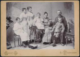 cca 1910 Székesfehérvár, Szigeti fényképész fényirdájában készült, keményhátú, vintage fotó, a felirat szerint a Csányi családot ábrázolja, 15x21,5 cm