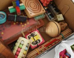 Egy doboznyi vegyes játék dominó, kocka, bábel torony, mahjong, stb