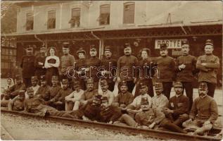 1910 Pöstyén, Piestany; vasútállomás vasutasokkal / railway station with railwaymen. photo (EK)