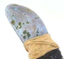 Obszidián kés, tőr. Ókori technikával készült, kő markolattal, bőr tokkal 20 cm