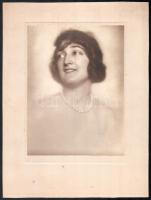 cca 1921 Révész-Bíró budapesti fényképészek pecséttel jelzett, vintage műtermi felvétele, ezüst zselatinos fotópapíron, 21x16 cm, karton 32x24 cm