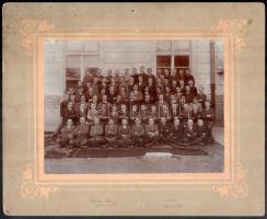 cca 1910 Szatmár, Scherling Antal fényképész felvétele az elemi iskola tanulóiról és tanárairól, vintage fotó, ezüst zselatinos fotópapíron, kartonra kasírozva, kartonon rajzszeg ütötte lyukakkal, 17x23,5 cm, karton 26,5x32,5 cm