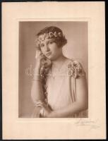 1925 Aláírt, vintage műtermi fotó, ezüst zselatinos fotópapíron, 22,7x16,5 cm, karton 32,5x24,5 cm