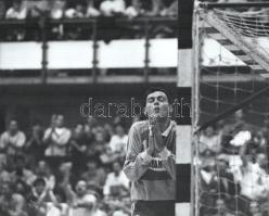 cca 1979 Gyenes Kálmán (1941-2016) szegedi fotóművész hagyatékából 1 db vintage fotóművészeti alkotás (Hálaima a kapu előtt), jelzés nélkül, ezüst zselatinos fotópapíron, 24x30 cm