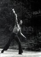 cca 1974 Magyar Alfréd budapesti fotóművész feliratozott, vintage fotóművészeti alkotása (Lendület), ezüst zselatinos fotópapíron, 34x24,8 cm