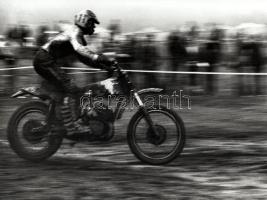 cca 1975 Zsigri Oszkár (1933-?) budapesti fotóművész hagyatékából pecséttel jelzett, vintage fotóművészeti alkotás (Crossmotorok versenye), ezüst zselatinos fotópapíron, 25x33,5 cm