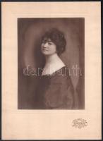 cca 1925 Bécs, J. Weitzmann fényképész műtermében készült, vintage fotó (Női portré), ezüst zselatinos fotópapíron, hidegpecséttel is jelzett, 22,6x16,5 cm, karton 34x24,8 cm