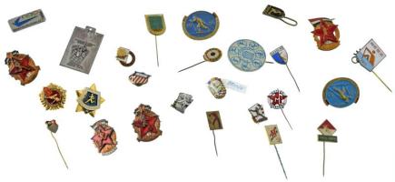 27db-os vegyes szocialista sportjelvény tétel, közte zománcozottak és műgyantásak is T:vegyes