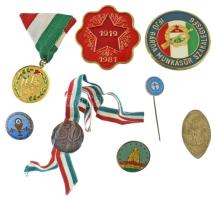 8db-os vegyes, régi, szocialista és modern jelvény, kitüntetés, zseton tétel, közte katonai és vallási téma, közte ~1960. "Kitűnő Tanuló" zománcozott, aranyozott Al kitüntetés mellszalagon T:AU,XF