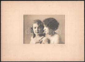 1929 Mindszenthy budapesti fényképész vintage fotója, aláírva, datálva, kasírozva, 11,4x16 cm, karton 23,5x32,7 cm