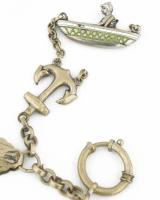 Ezüstözött óralánc zománc gőzhajó charmmal, valamint más hajós charmokkal ca 1890