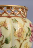 Zsolnay virágmintás áttört peremű kaspó. Jelzett, hibátlan, m: 10 cm