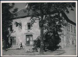 1945 Budapest, a Vörös Sün ház a Incze pápa téren közvetlenül az ostrom után, az épület bal oldalán Kedvessy Ede egykori üzlete, dr. Csörgeő Tibor (1869-1968) fotóművész felvétele, hátoldalon leírással, szép állapotban, 18×24 cm