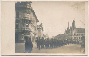 Kolozsvár, Cluj; Marczy Gyula üzlete, vonuló első világháborús osztrák-magyar katonák / WWI K.u.k. military era, soldiers marching on the street, shop. photo