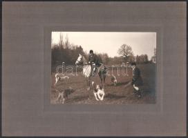 cca 1925 Előkészület falkavadászatra, Balogh Rudolf (1879-1944) fotóművész szárazpecséttel jelzett f...