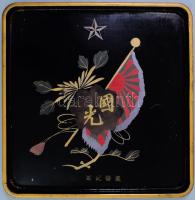 cca 1940-1944, Japán hadsereg katonai lakkozott fa tálca, rajta 6 darab porcelán katonai szakés csés...