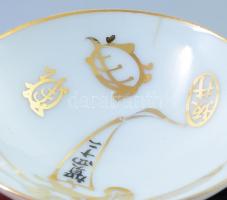 cca 1940-1944, Japán hadsereg katonai lakkozott fa tálca, rajta 6 darab porcelán katonai szakés csés...