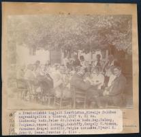 1917 A Magyar Frontszínház tagjai Szerbiában, Bivolje faluban egy vendéglő kerthelyiségben a k.u.k. tüzérek vendégeként, fotó feliratozva a fotón levők nevével, kartonon, jó állapotban, 12×16 cm