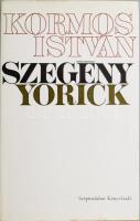 Kormos István: Szegény Yorick. A szerző, Kormos István (1923-1977) magyar költő, író, műfordító által Szokolay Károly orosházi iskolaigazgató részére DEDIKÁLT példány. Bp.,1971,Szépirodalmi, 1 t. + 132+2 p. Első kiadás. Kiadói papírkötés, kiadói papír védőborítóban. megjelent 2900 példányban.