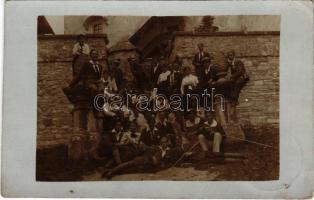 1918 Árvaváralja, Oravsky Podzámok (Tátra, Tatry); vár bejárata kirándulókkal / castle entrance with hikers. photo (EK)