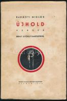 Radnóti Miklós: Újhold versek. Buday György hét, lapszámozáson belüli egészoldalas fametszetével és a borítón Buday György fametszetű illusztrációjával. Szegedi Fiatalok Művészeti Kollégiuma XV. Szeged, 1935, Szegedi Fiatalok Művészeti Kollégiuma, (Traub B. és Társa-ny.), 47+1 p. Első kiadás. Kiadói papírkötésben, foltos borítóval, Beck Judit, Radnóti Miklós szeretője beragasztott aláírásával.   Beck Judit (1909-1995) festőművész, grafikus, keramikus, textil- és bábtervező, Beck Ö. Fülöp szobrász lánya, Radnóti Miklós szerelme, Gombosi György zenetörténész, majd Major Tamás színész felesége volt.