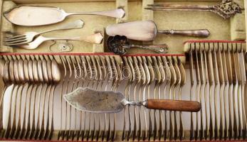 Óriási 12 személyes Berndorf alpakka evőeszköz készlet. Jelzett, komplett, három szintes, eredeti fa...