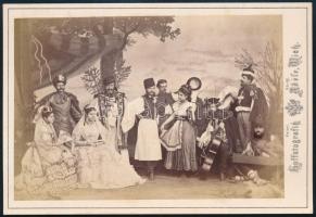 cca 1870 Bécs, ismeretlen színtársulat tagjai magyar vonatkozású darab jelmezeiben, hangszerekkel, színpadi díszlet előtt. Kabinetfotó Adéle cs. kir. udvari fényképész bécsi műterméből, jó állapotban, 11x16,5 cm // cca 1870 Vienna (Wien), unidentified theatrical troupe, actors dressed in costumes for a Hungarian-themed play in front of a stage set. Cabinet card from the studio of Adele in Vienna, in good condition, 11x16.5 cm