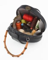 Art deco bőr táska, bambusz mintás fa fogóval, benne sok cérna és varróeszköz