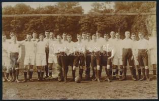 1912 A bécsújhelyi katonai akadémia (Wiener Neustadt) és Kismarton község focicsapatának tagjai a meccs előtt, eredeti fotó, hátoldalon feliratozva, szép állapotban, 9×14 cm