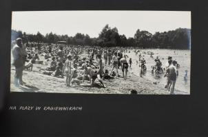 cca 1950 Łódź, Lengyelország, városképek, gyárbelsők, fotók albumba ragasztva, feliratozva, 34 db, v...