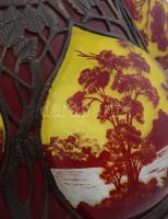 Mohr Lajos (1945-) iparművész: Szecessziós stílusú cameo üveg asztali lámpa. Többrétegű üveg, ezüstö...