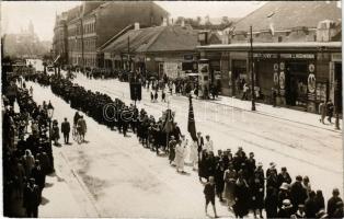 Kassa, Kosice; Fő utca nőegyletek felvonulásakor, Eugen J. Hermann, Ducsay hentes és mészáros, Ősforrás, Bulka vendéglő és étterem, Maxim Bár, Kariko üzlete, Lion fehérnemű vállalat / main street, parade of women's associations, shops, restaurant, butcher. Atelier Vende photo