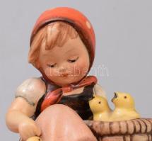 Hummel lány kiscsibékkel. cca 1939-1949, jelzett, m: 9 cm