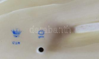 Szereket hajtó lány, német porcelán, kézzel festett, jelzett, hibátlan 18x17 cm