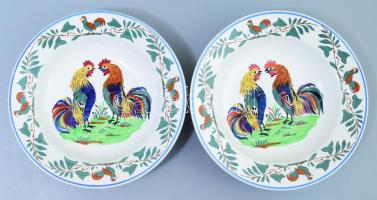 cca 1910, Wilhelmsburg kakasok mintás fajansz falitányér pár, egyik jelzett, d: 23 cm