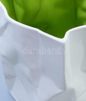 Összegyűrt zacskó alakú design porcelán váza, belül mázas, kívül biszkvit, jelzés nélkül, hibátlan, ...