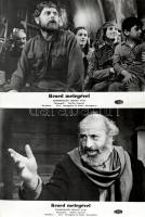 cca 1989 előtt készült, ,,Kezed melegével című szovjet film jelenetei és szereplői, 17 db vintage produkciós filmfotó (vitrinfotó, lobbyfotó) ezüst zselatinos fotópapíron, a használatból eredő (esetleges) kisebb hibákkal, 18x24 cm