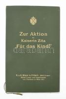 1917 Zur Aktion der Kaiserin Zita "Für das Kind!" k.u.k. Major A. Fritsch (1866 Krieger) MIlitär Leiter und Inspicirender von Fabriken in Wien XIII. 4 t. képekkel illusztrált táblák a császári családról. Aranoyzott, címeres vászonkötésű kartonált mappában, sárga-fekete zsinórral. Egy lapon beszakadással, egyébként nagyon szép állapotban / boards illustrated with pictures about the imperial family. In a gilded, coat-of-arms linen-bound cardboard folder with yellow-black cord. With a tear on one page, otherwise in very good condition