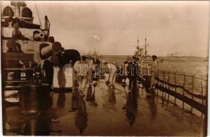 1916 SMS PRINZ EUGEN Osztrák-Magyar Haditengerészet pre-dreadnought csatahajó matrózai felmossák a fedélzetet / K.u.K. Kriegsmarine Matrosen / Austro-Hungarian Navy ironclad warship's mariners cleaning the deck. photo (fl)