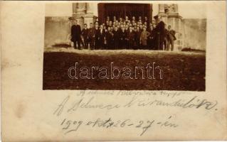 1909 Selmecbánya, Schemnitz, Banská Stiavnica; kirándulók a Kálvária templom előtt / tourists in front of the Calvary church. photo (fl)