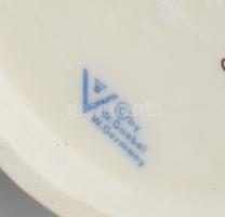 Hummel lány kiscsibékkel és tyúkokkal, jelzett, restaurált, m:11,5 cm