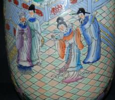Azonosítatlan korú kínai porcelán váza. Kézzel festett, szépen kidolgozott 37 cm magas, hibátlan áll...