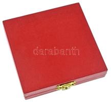 1986. "Pestvidéki Gépgyár 1000." öntött bronz emlékérem tokba rögzítve (97mm) T:XF