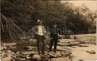 1914 Trencsénteplic, Trencianske Teplice; urak a Vlára folyó partján / Vlára riverside with men. photo (vágott / cut)